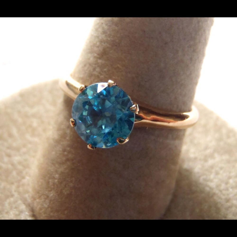 Vintage 14 karat yellow gold blue topaz ring